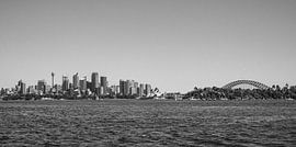 Sydney skyline met Opera House, Harbour Bridge en Sydney Tower (zwart-wit) van Kaj Hendriks