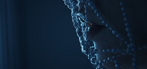 Sensuele close-up van een vrouw met een parelmasker in het maanlicht