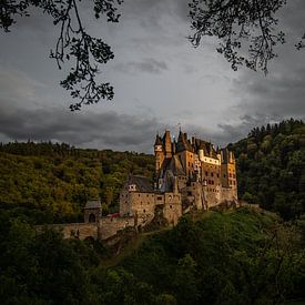 Het mooie kasteel Burg Eltz bij avond schemering van Hans Kool
