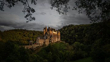 Het mooie kasteel Burg Eltz bij avond schemering van Hans Kool