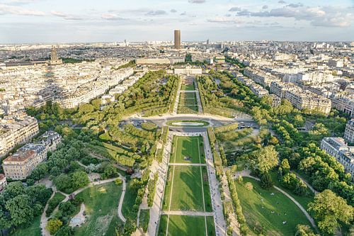 In de schaduw van de Eiffeltoren.