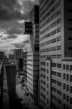 Rotterdamse straat van bovenaf in zwart-wit. van Rob Baken