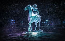 Mystische Reiterstatue bei Nacht  von Simon Faber