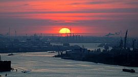 Ondergaande zon boven Rotterdamse havens by Albert van Dijk