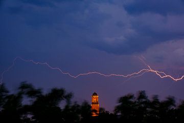 Des éclairs dans le ciel nocturne au-dessus de la tour Peperbus à Zwolle sur Sjoerd van der Wal Photographie
