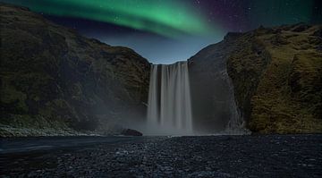 Skogafoss Wasserfall in Island mit Nordlichtern von Patrick Groß