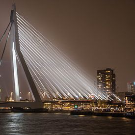 Stadt Rotterdam: Erasmusburg bei Licht von Johan Veenstra