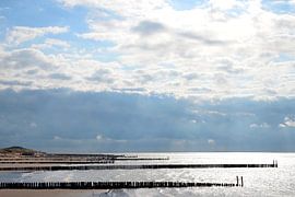 Strand mit Wellenbrechern bei Zoutelande, Zeeland von Rini Kools