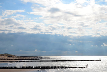 Strand met golfbrekers bij Zoutelande, Zeeland