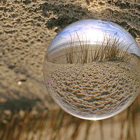 Glaskugel am Strand von Steffi Flei