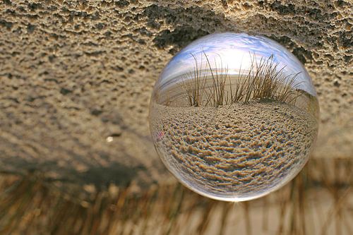 Crystalball at the beach van Steffi Flei