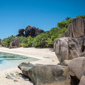 Tropischer Strand, Insel La Digue, Seychellen von Nancy Pauwels