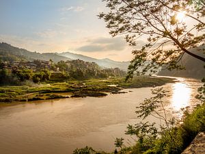 Zonsopgang op de Shijiang river, China, nabij Sanjiang, Guilin, Guangxi van Ruurd Dankloff