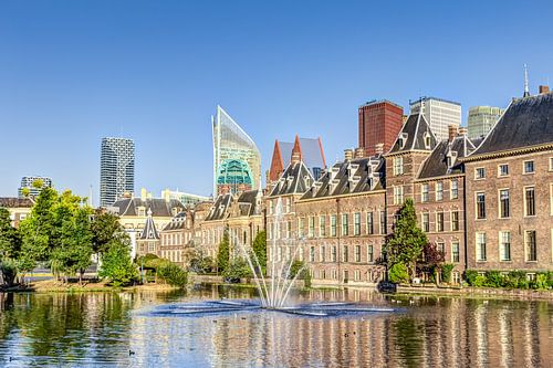 Der Binnenhof vor der Skyline von Den Haag von Michel Lask