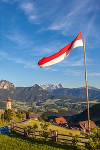 Südtiroler Fahne in Mittelberg am Ritten, Südtirol