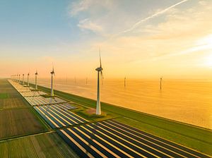 Windkraftanlagen und Sonnenkollektoren am Seeufer