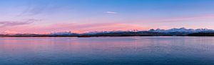 Panorama de la côte norvégienne avec des montagnes enneigées dans la lumière du soir en hiver sur Robert Ruidl