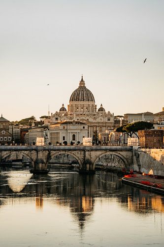 Vaticaan St-Pietersbasiliek tijdens zonsondergang - Rome van Maaike van Perlo - Verhoef