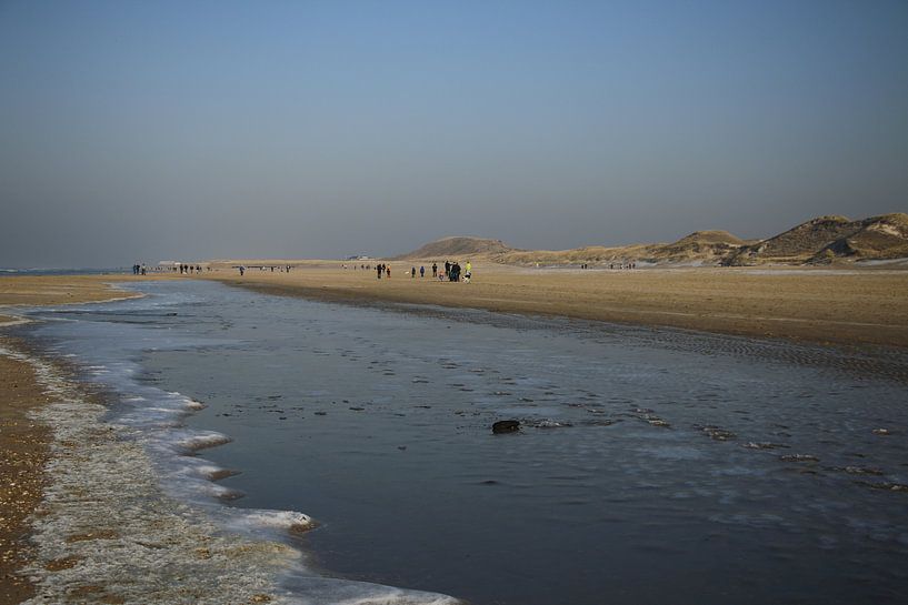 Strand im Winter in den Niederlanden von Cora Unk