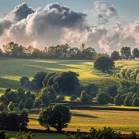 Zuid Limburg in avondlicht van Ton Drijfhamer