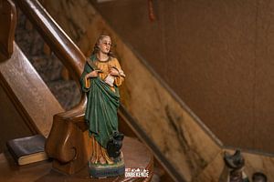 Heilige beeldje bij de trap. van Het Onbekende