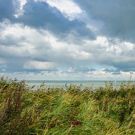 Dreigende Lucht boven Zee gezien vanaf het duin van Dirk Huckriede