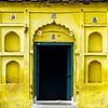 Gelbe Fassade in Orccha, Indien von Theo Molenaar