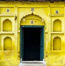 Geel geveltje in Orccha, India van Theo Molenaar thumbnail
