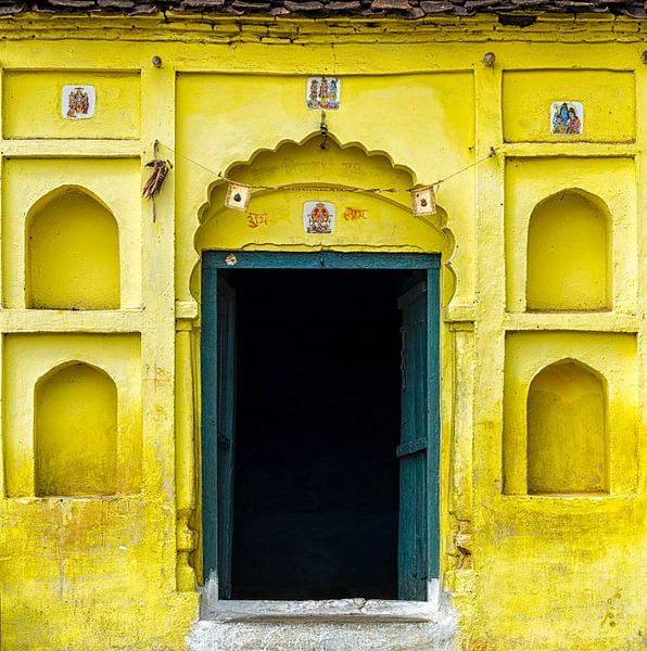 Geel geveltje in Orccha, India van Theo Molenaar
