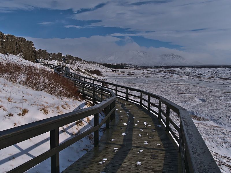 Wooden footbridge in Þingvellir by Timon Schneider