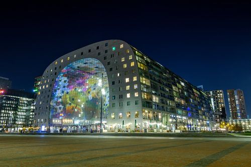 Avondfoto van de Markthal in Rotterdam sur Mark De Rooij