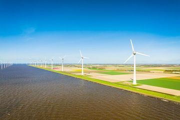 Windturbines in een windmolenpark aan de oever van een meer