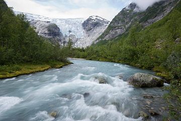 Snelstromende rivier met gletsjer