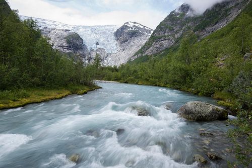 Rivière à débit rapide et glacier