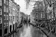 Oudegracht in Utrecht en de Maartensbrugbrug gezien vanaf de Gaardbrug in zwart-wit van André Blom Fotografie Utrecht thumbnail
