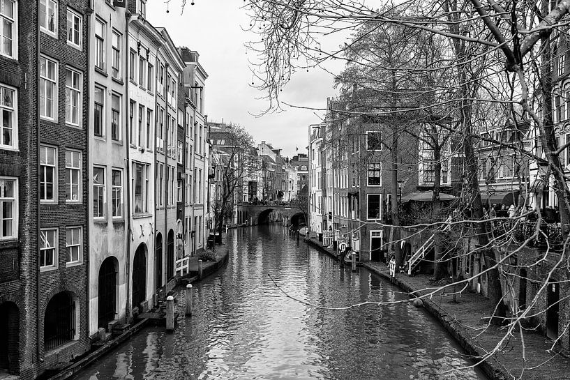 Oudegracht in Utrecht and the Maartensbrug bridge seen from the Gaardbrug in black and white by André Blom Fotografie Utrecht