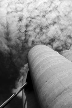 Storage silo's industrial landscape with clouds by Zaankanteropavontuur