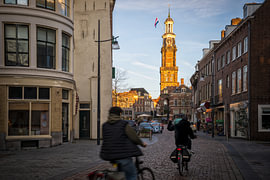 Radfahrer vor dem Wijntoren in Zutphen