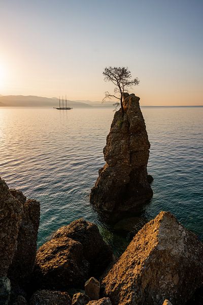 Sun, sea, bood and rock! What more could you want? by Leo Schindzielorz