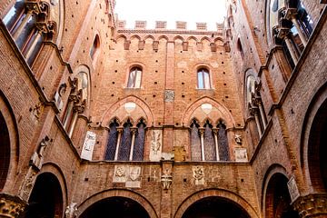 Binnenplaats van Palazzo Pubblico, het Gotische stadhuis van Siena, Toscane, Italie, Europa van WorldWidePhotoWeb