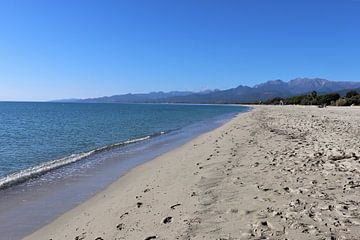 Strand op Corsica bij Ghisonaccia van Dick Schouten