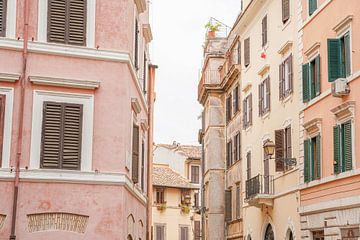 Gebouwen in Pastel Kleuren in Rome - Italië Fotografie van Henrike Schenk