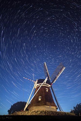 Startrails boven molen.