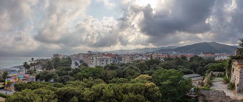 Gezicht over strand en stad Savona. Ligurie, Italie