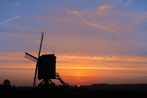 Un moulin à vent le matin