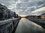Zicht op kanaal in Brussel, België met zonsopgang aan de horizon van Deborah Blanc thumbnail