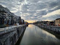 Zicht op kanaal in Brussel, België met zonsopgang aan de horizon