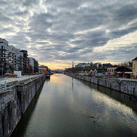 Zicht op kanaal in Brussel, België met zonsopgang aan de horizon van Deborah Blanc