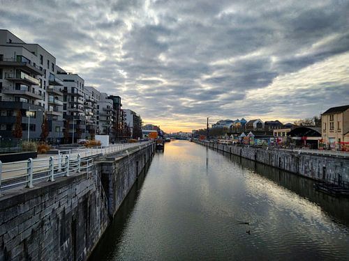 Ansicht des Kanals in Brüssel, Belgien mit Sonnenaufgang am Horizont