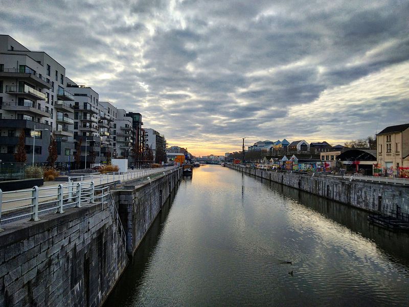 Zicht op kanaal in Brussel, België met zonsopgang aan de horizon van Deborah Blanc